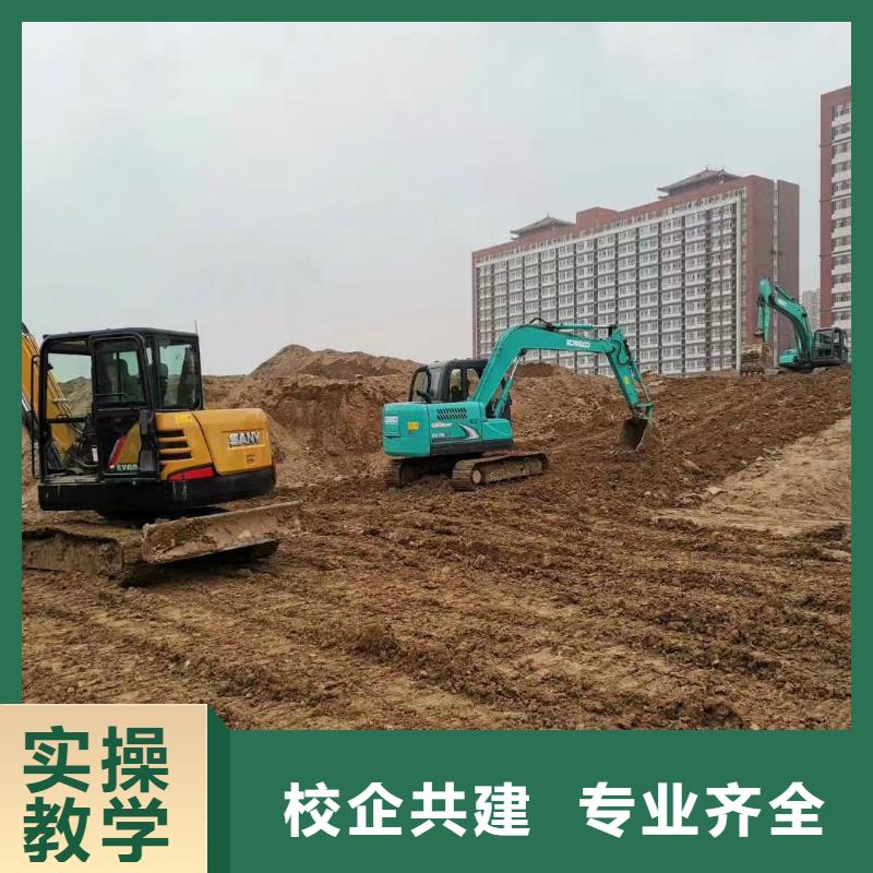 【挖掘机培训虎振挖掘机学校手把手教学】