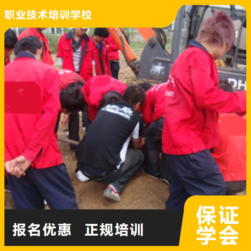 挖掘机操作-保定虎振技工学校学真技术