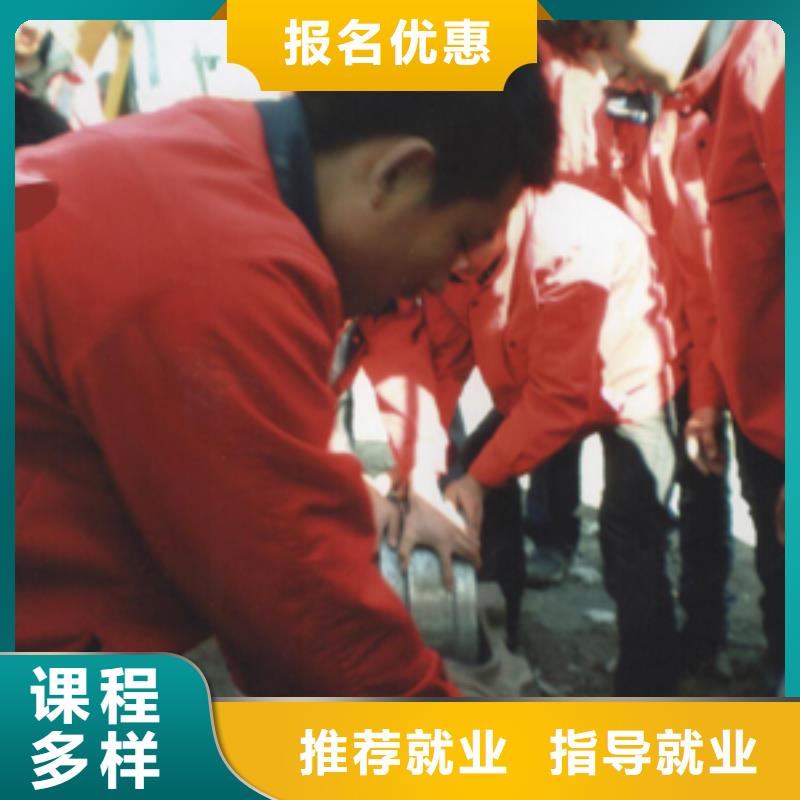 挖掘机操作-保定虎振技工学校学真技术