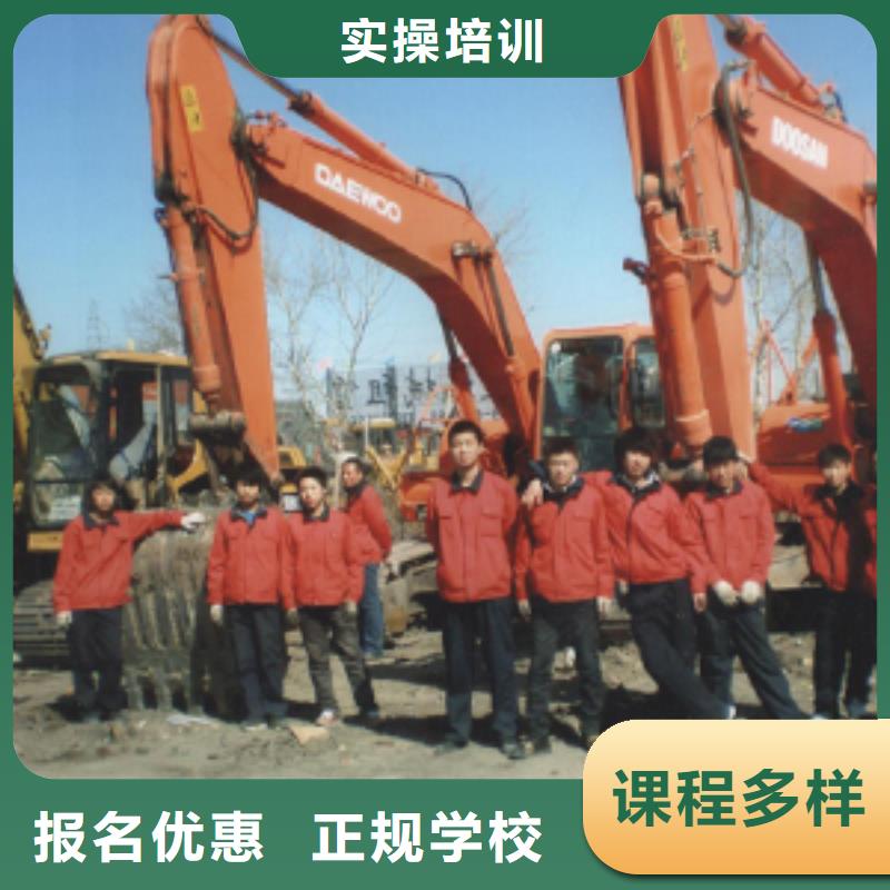 挖掘机操作-保定虎振技工学校学真技术