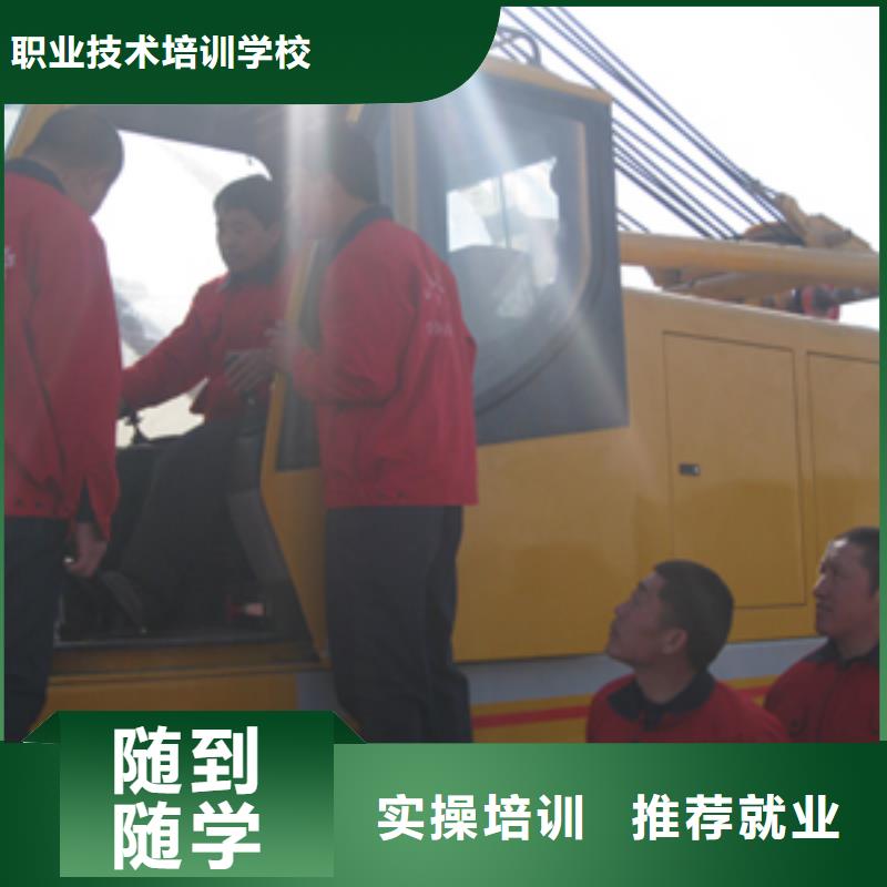挖掘机操作,虎振学校报名地址就业不担心