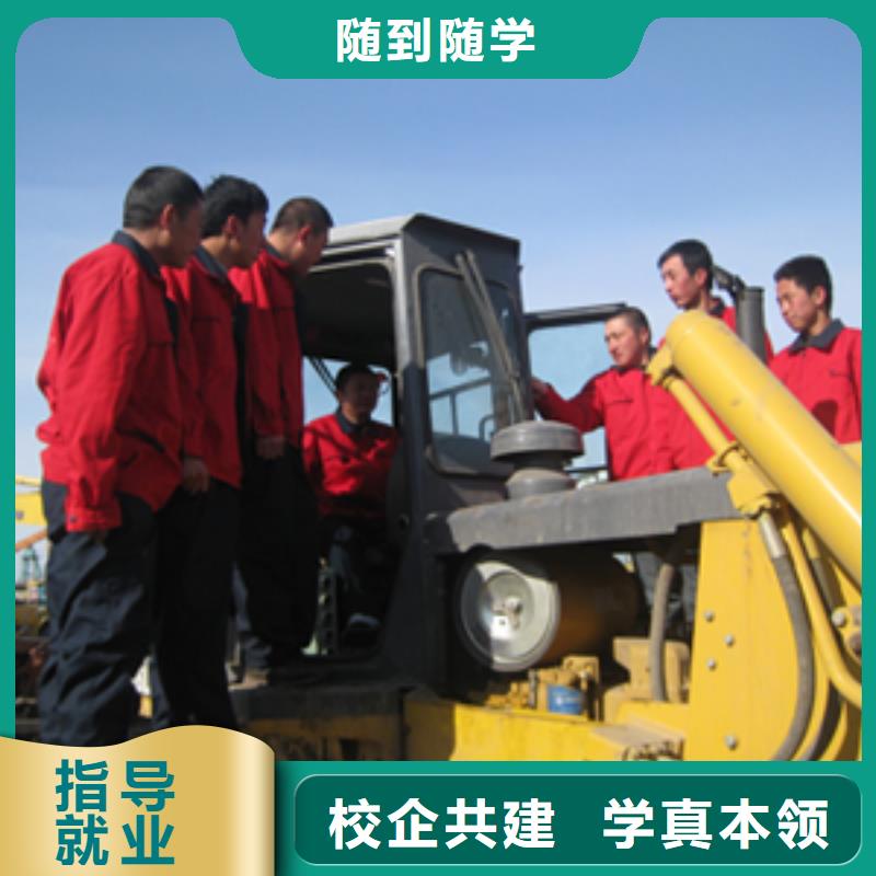 挖掘机操作虎振汽修学校学真技术