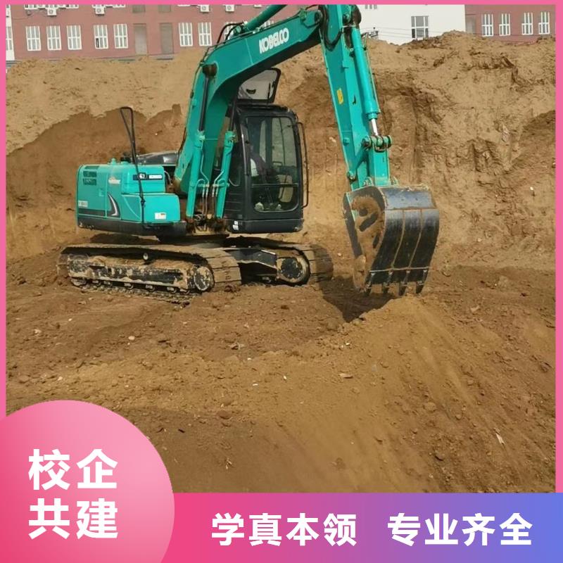 挖掘机操作-保定虎振技工学校学真技术