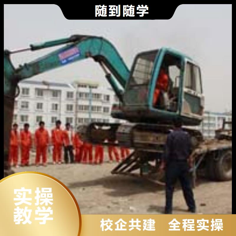 挖掘机操作,虎振学校报名地址就业不担心