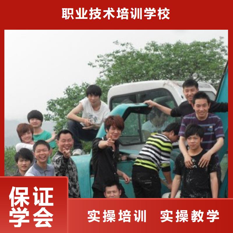 挖掘机操作虎振技校正规学校