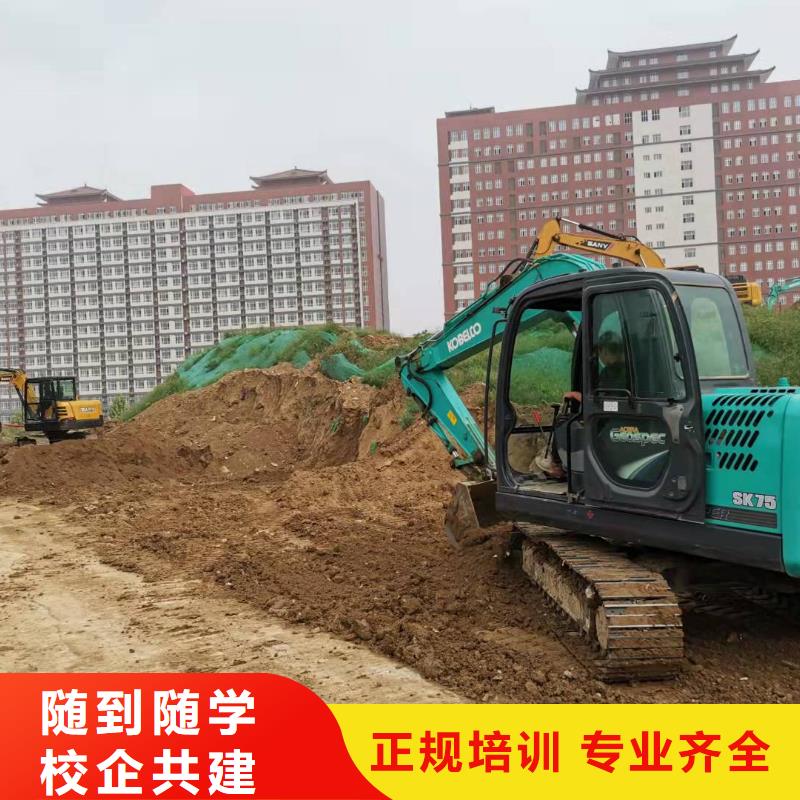 挖掘机技校,哪里能学修电动汽车实操培训