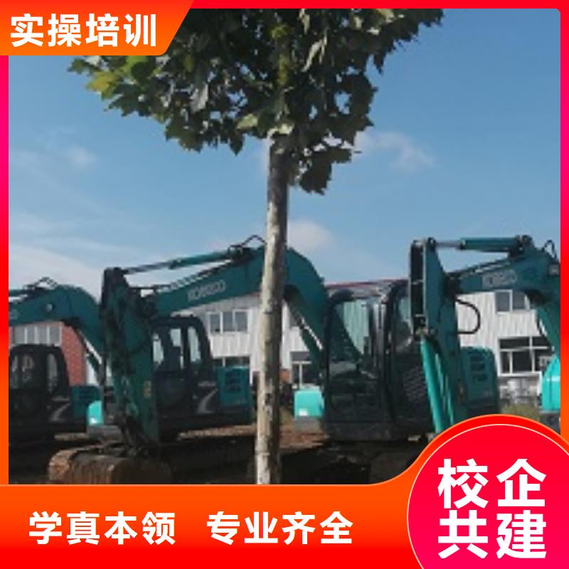 挖掘机技校挖掘机培训免费试学