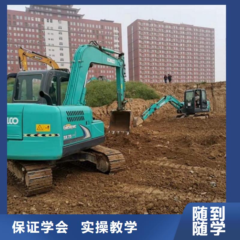 【钩机培训学校】哪里能学修电动汽车就业前景好