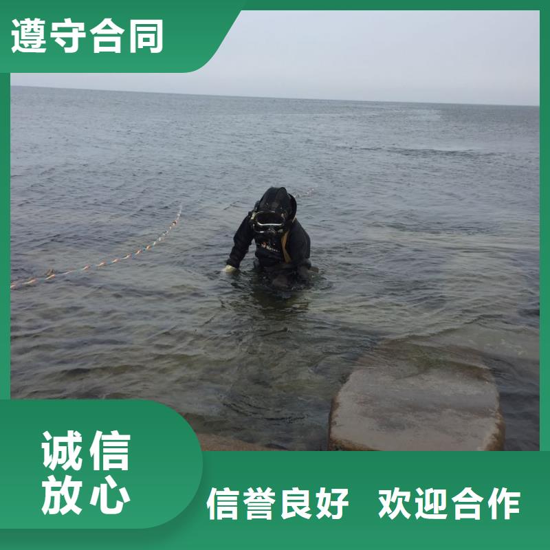 当地潜水员服务队现场商量解决办法